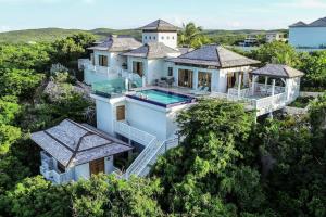 una vista aérea de una casa en el bosque en Stunning 3 bedroom villa with Pool & Jacuzzi, en Gaynors