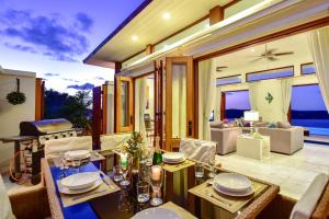 Ruang duduk di Stunning 3 bedroom villa with Pool & Jacuzzi