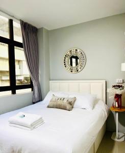 Ban Ko的住宿－Luna hotel，卧室配有白色床和墙上的镜子