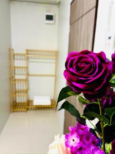 a purple rose in a vase with purple flowers at Luna hotel in Ban Ko