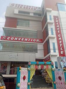 S Conventions and TSR Grand في Vizianagaram: مبنى أمام متجر به درج