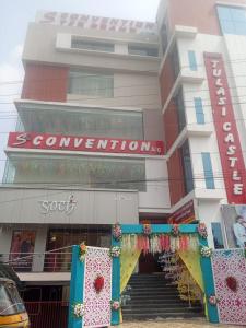 Vizianagram City的住宿－S Conventions and TSR Grand，商店前有楼梯的建筑