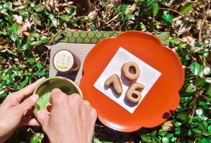 une personne tenant un bol de beignets sur une assiette dans l'établissement "Yurucamp" "聖地" real-anime-place camping with custom rental plan, à Furuzeki