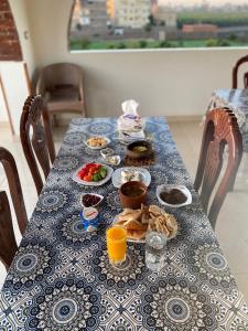 een blauwe en witte tafel met eten en drinken erop bij Tasneem Palace in Luxor