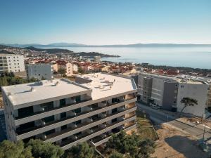 una vista aérea de una ciudad con un edificio en Sun Spalato Residence en Makarska