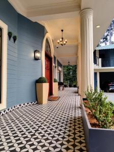 un couloir d'une maison avec une porte rouge dans l'établissement Villa Forever Coorg, à Madikeri