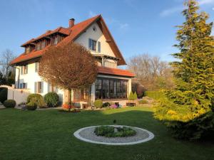 a house with a garden in front of it at Charmantes Landhaus in Oberteuringen