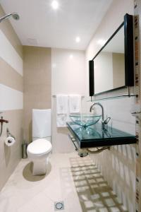 ein Badezimmer mit einem WC und einem Glaswaschbecken in der Unterkunft Yovina House Zheravna in Scherawna
