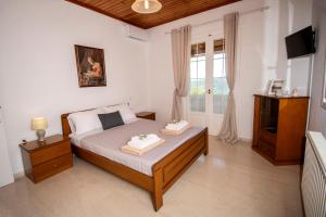 Ένα ή περισσότερα κρεβάτια σε δωμάτιο στο Giannis House 2022 BY CorfuEscapes