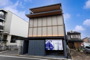 京都市にあるhotel Bell・Kyotoの青い弓の看板が立つ建物