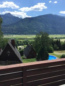 una vista de una granja con montañas en el fondo en Das kleine Feriendorf en Karnten