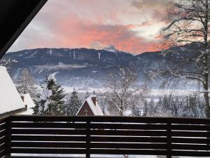 una ventana con vistas a una montaña nevada en Das kleine Feriendorf en Karnten