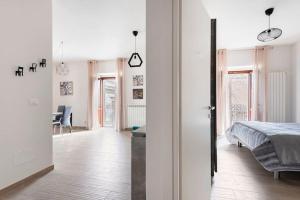 ラクイラにあるDimora del Sole - Civico 13のベッドルーム1室(ベッド1台、デスク付)