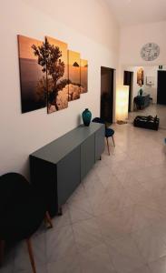 - un salon avec une table et des peintures murales dans l'établissement HOTEL MALIBU, à Spotorno
