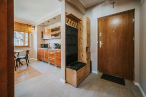Kuchyň nebo kuchyňský kout v ubytování VisitZakopane - Ibiza Apartment