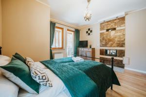 ザコパネにあるVisitZakopane - Ibiza Apartmentのベッドルーム(大型ベッド1台、暖炉付)