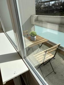 een glazen raam met een tafel en een stoel op een balkon bij Sonnenschein-Oase ,Apartment in Marl