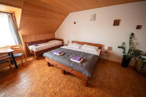 En eller flere senge i et værelse på Penzión Ružbaský