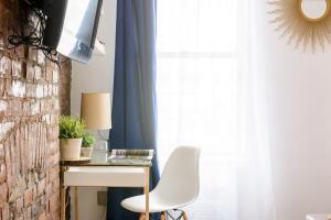 einen Schreibtisch mit einem weißen Stuhl in einem Zimmer mit einem Fenster in der Unterkunft 26-3A STUDIO Gramercy W D Outdoor Courtyard in New York