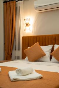 Habitación de hotel con 2 camas y toallas. en Villa Mariposa en Fethiye