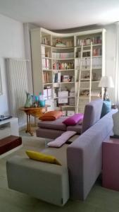 un soggiorno con 2 divani e una libreria di Bed and Breakfast Orsini a Firenze
