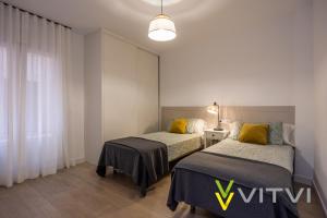 豐希羅拉的住宿－Vitvi Fuengirola - Premium Reyes，一间卧室设有两张床和窗户。