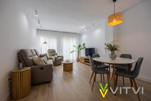 een woonkamer met een bank en een tafel bij Vitvi Fuengirola - Premium Reyes in Fuengirola