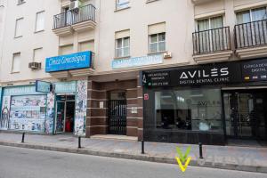 uma fila de lojas em frente a uma rua da cidade em Vitvi Fuengirola - Premium Reyes em Fuengirola