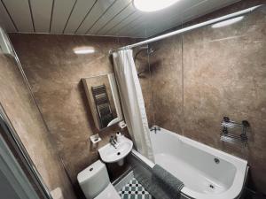 Koupelna v ubytování Chapter Homes Newcastle + 18 fotografií
