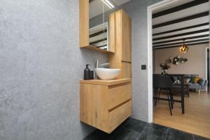 ノールトウェイクにあるHave a nice stay! - The Dutch nabij strand en boulevardのバスルーム(シンク付)、ダイニングルーム