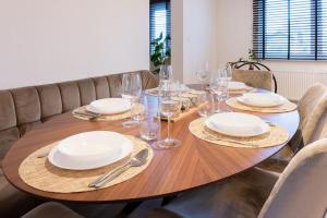 Nápoje v ubytování Stijlvol appartement met jacuzzi & sauna