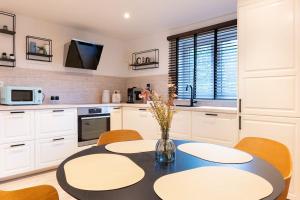 Kuchyň nebo kuchyňský kout v ubytování Stijlvol appartement met jacuzzi & sauna