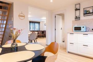 Kuchyň nebo kuchyňský kout v ubytování Stijlvol appartement met jacuzzi & sauna