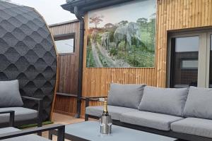 Posezení v ubytování Stijlvol appartement met jacuzzi & sauna