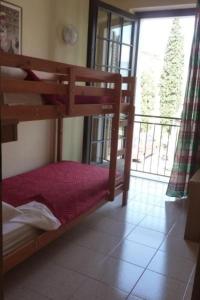1 dormitorio con 2 literas y balcón en Gemütliche Ferienwohnung in Cassone Di Malcesine mit Garten, en Malcesine