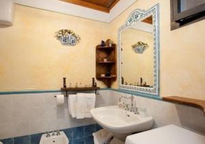 y baño con lavabo y espejo. en Appartement in Vinci mit Terrasse, gemeinsamem Pool und Grill und Panoramablick, en Vinci