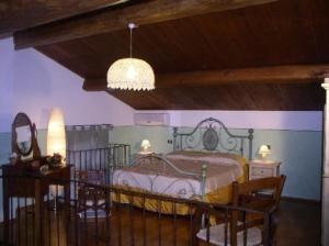 1 dormitorio con cama y lámpara de araña en Appartement in Vinci mit Terrasse, gemeinsamem Pool und Grill und Panoramablick, en Vinci