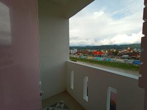 Tarutung的住宿－Pink's Guesthouse，客房设有市景窗户。