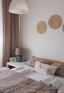 um quarto com uma cama e uma mesa com um candeeiro em Sunshine Apartment em Bijeljina