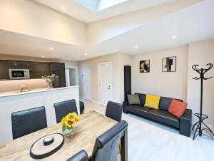 uma sala de estar com uma mesa e um sofá em WELL LOCATED 3-Bed HOME WITH PARKING em Cambridge