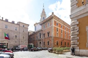 une rue de la ville avec des bâtiments et une tour de l'horloge dans l'établissement APPARTAMENTO CON TERRAZZINO AL PANTHEON, à Rome