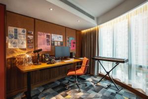 Habitación con escritorio, ordenador y teclado. en Eaton HK en Hong Kong