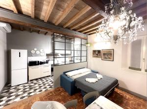 1 dormitorio con 1 cama azul y cocina en [Centro] ModenaCharme: la Porta sul Centro en Módena