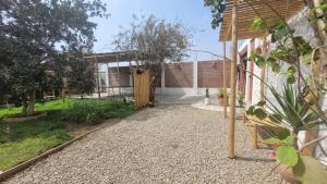 einen Garten mit einem Weg, der zu einem Gebäude führt in der Unterkunft Casa Huerta in Chincha Alta