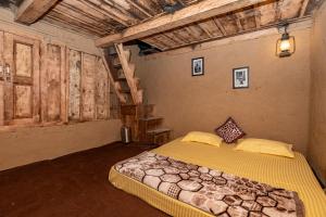 Postel nebo postele na pokoji v ubytování NotOnMap-Serendipity Mud House Bhatkanda