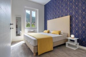 1 dormitorio con cama y pared azul en Casa Ersilia, en Meta