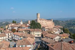 una vista aérea de una ciudad con edificios en CONVINO, en Castiglione Falletto