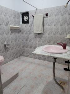 een badkamer met een wastafel en een toilet bij Hotel Capital one in Karachi