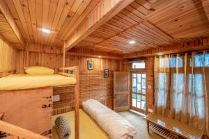 Postel nebo postele na pokoji v ubytování NotOnMap-Tirthan Quest Homestay Talihar