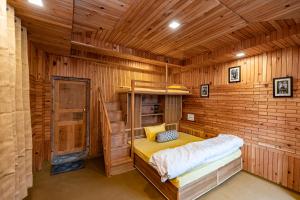Postel nebo postele na pokoji v ubytování NotOnMap-Tirthan Quest Homestay Talihar